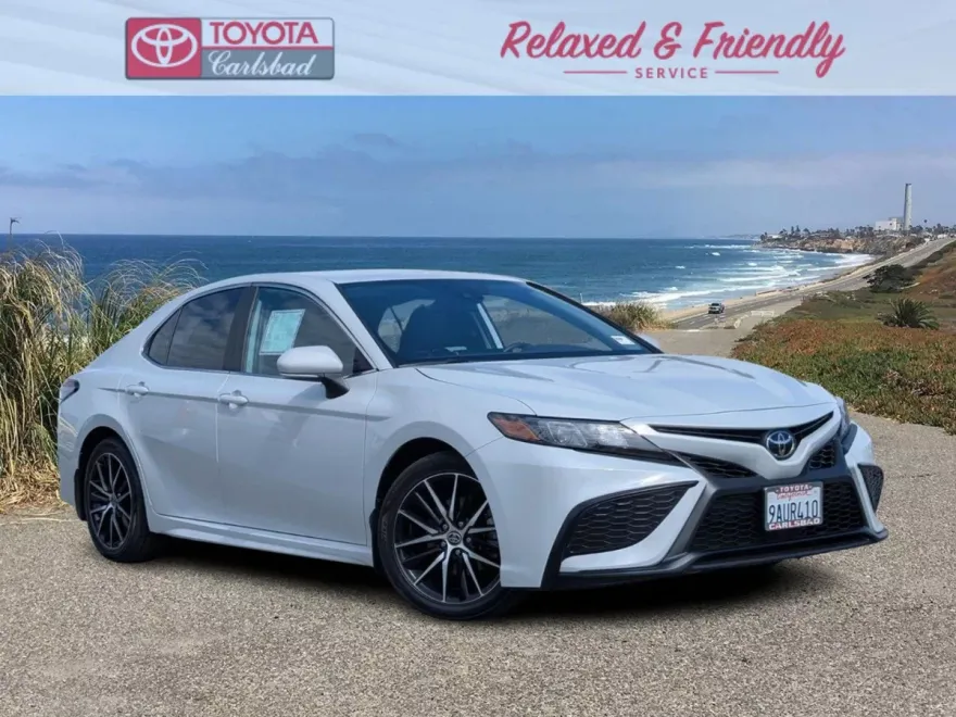 2022 Toyota Camry SE photo 1