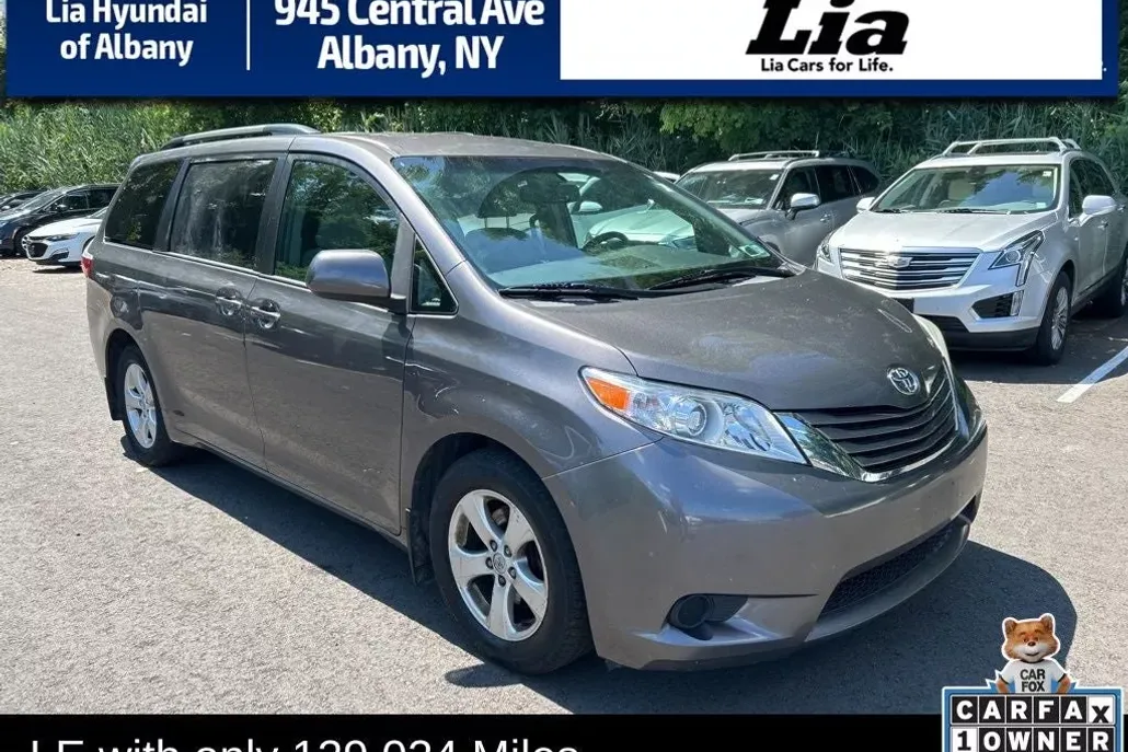 2017 Toyota Sienna LE photo 1