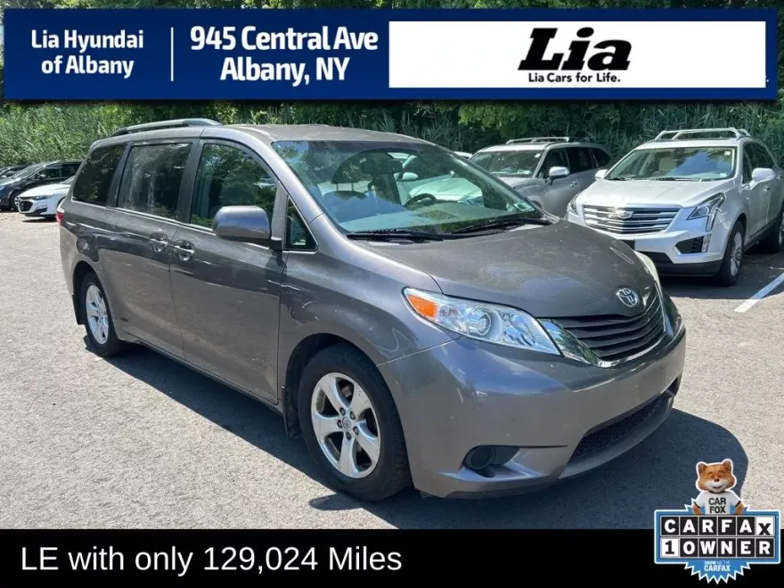 2017 Toyota Sienna LE photo 1
