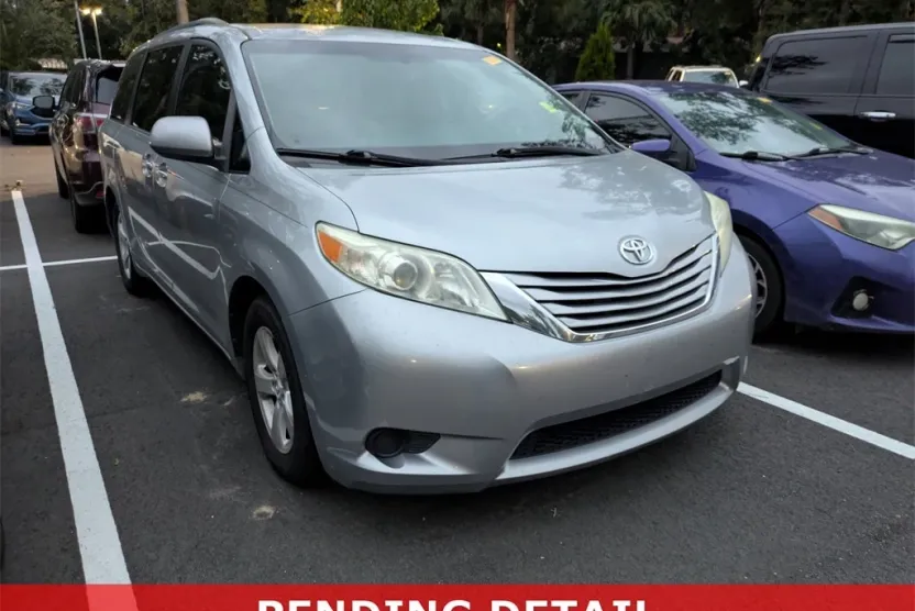 2015 Toyota Sienna LE photo 1