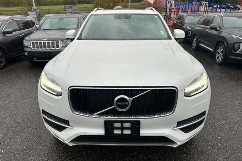 2018 Volvo XC90 T6 AWD Momentum photo 1