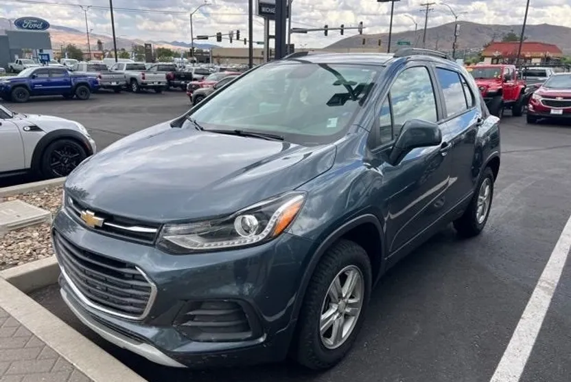 2022 Chevrolet Trax LT photo 1