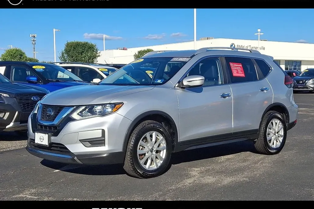 2018 Nissan Rogue SV photo 1
