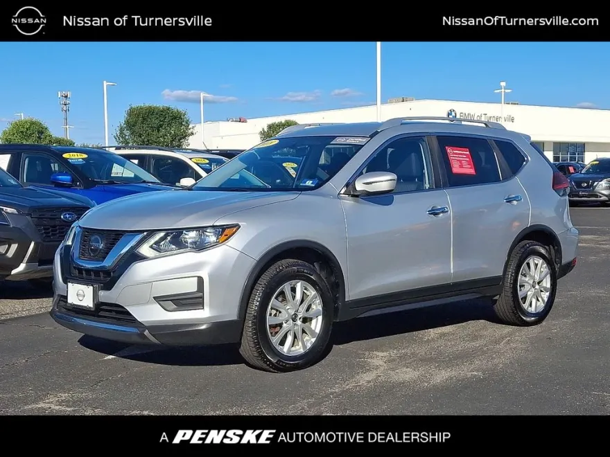 2018 Nissan Rogue SV photo 1