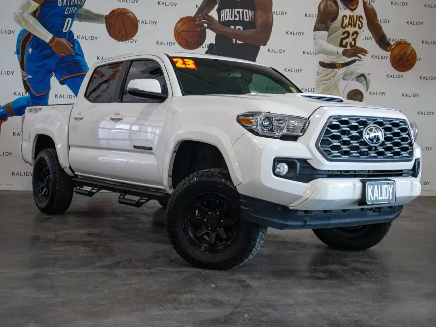 2023 Toyota Tacoma photo 1