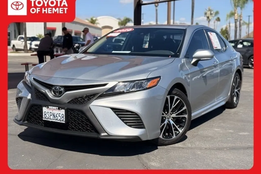 2020 Toyota Camry SE photo 1