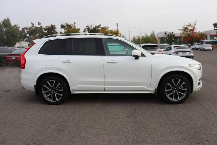 2019 Volvo XC90 T6 Momentum photo 1