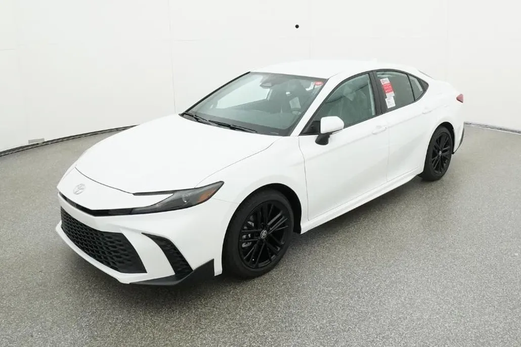 2025 Toyota Camry SE photo 1