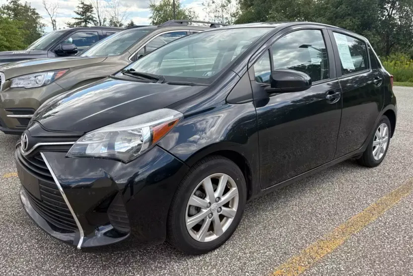 2017 Toyota Yaris LE photo 1