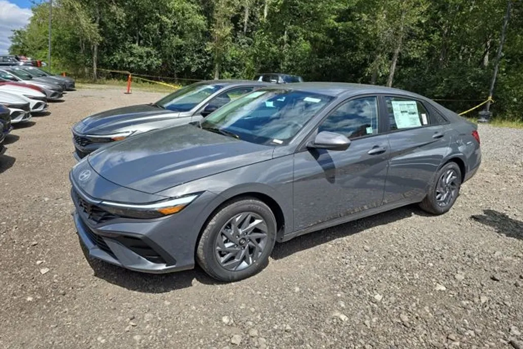 2025 Hyundai Elantra Blue SEL Sport photo 1