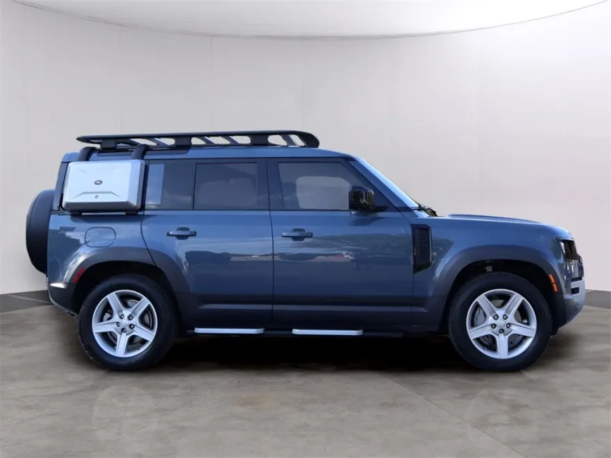 2022 Land Rover Defender 110 SE photo 1
