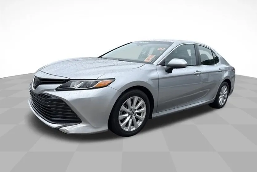 2018 Toyota Camry LE photo 1