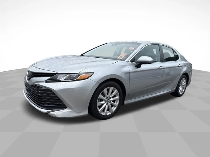 2018 Toyota Camry LE photo 1