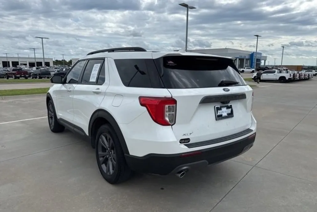 2023 Ford Explorer XLT photo 1