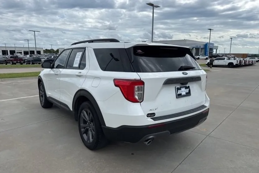 2023 Ford Explorer XLT photo 1