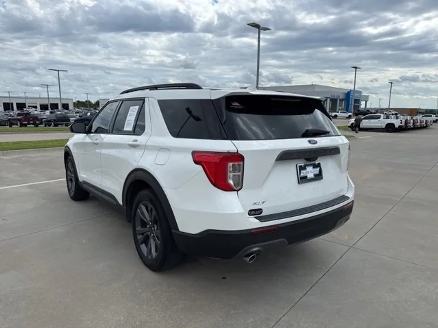 2023 Ford Explorer XLT photo 1