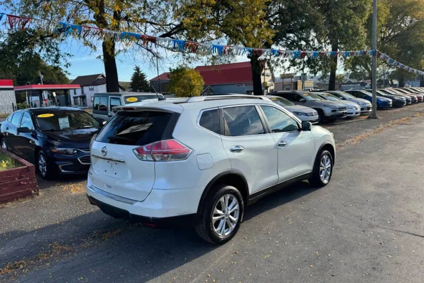 2015 Nissan Rogue SV photo 1