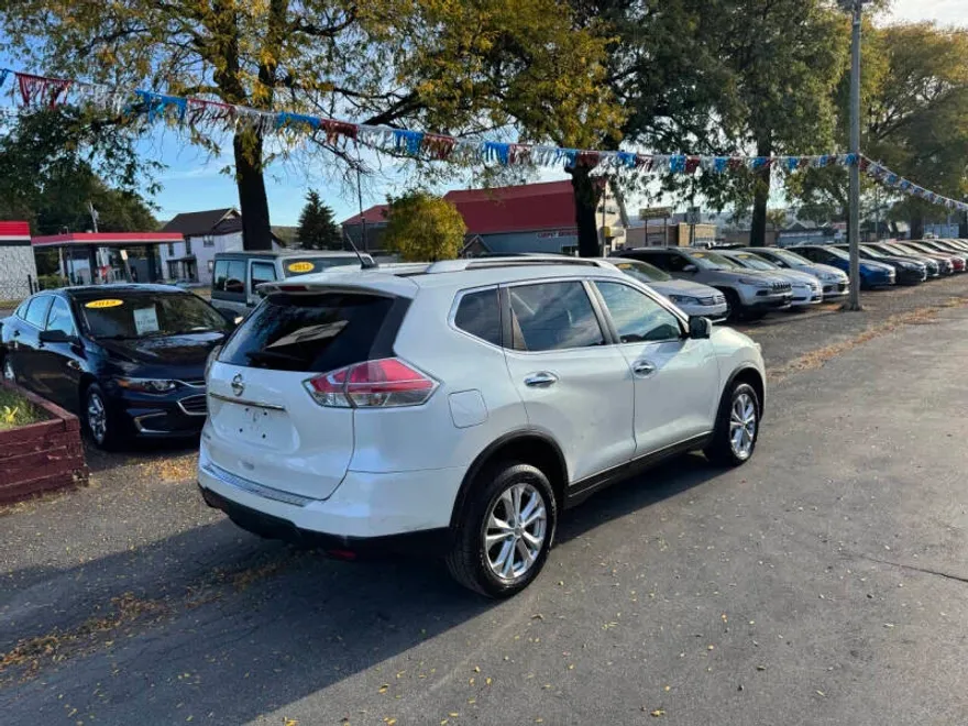 2015 Nissan Rogue SV photo 1