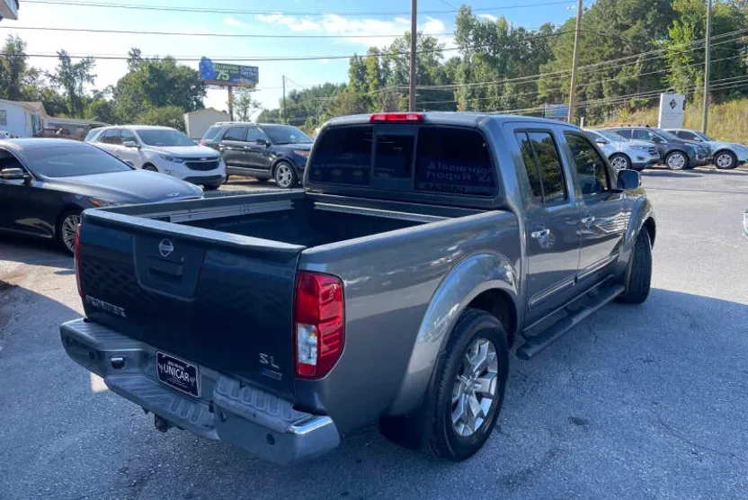 2017 Nissan Frontier SL photo 1