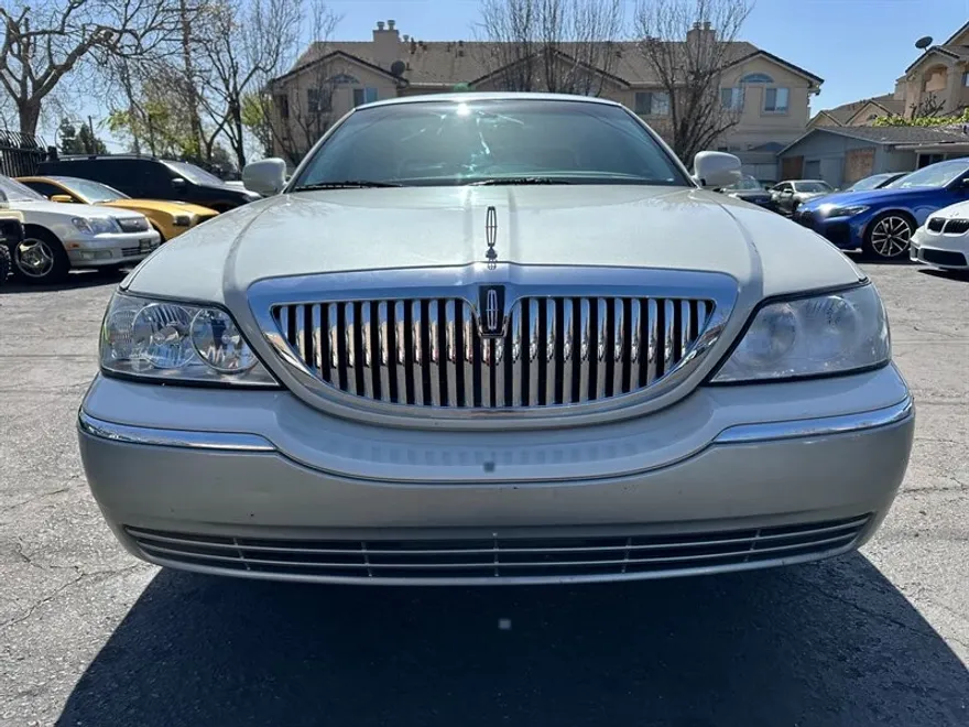 2006 Lincoln Town Car Signature Limited photo 1