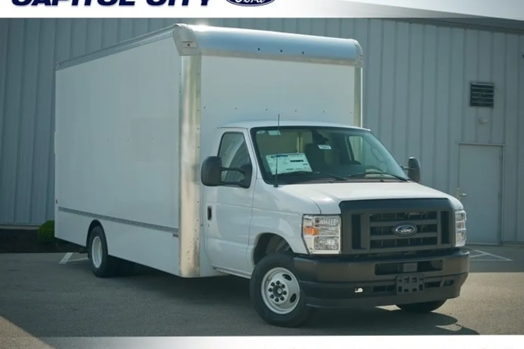 2025 Ford E-450 Cutaway photo 1