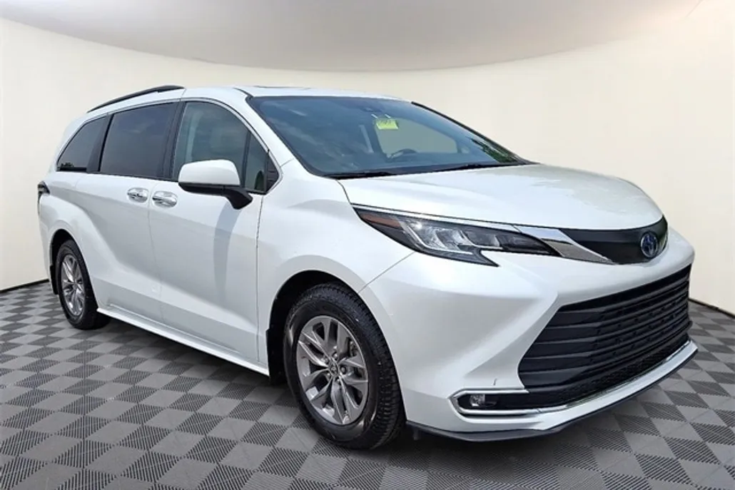 2022 Toyota Sienna XLE photo 1