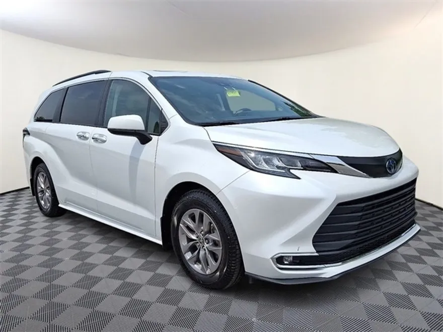 2022 Toyota Sienna XLE photo 1