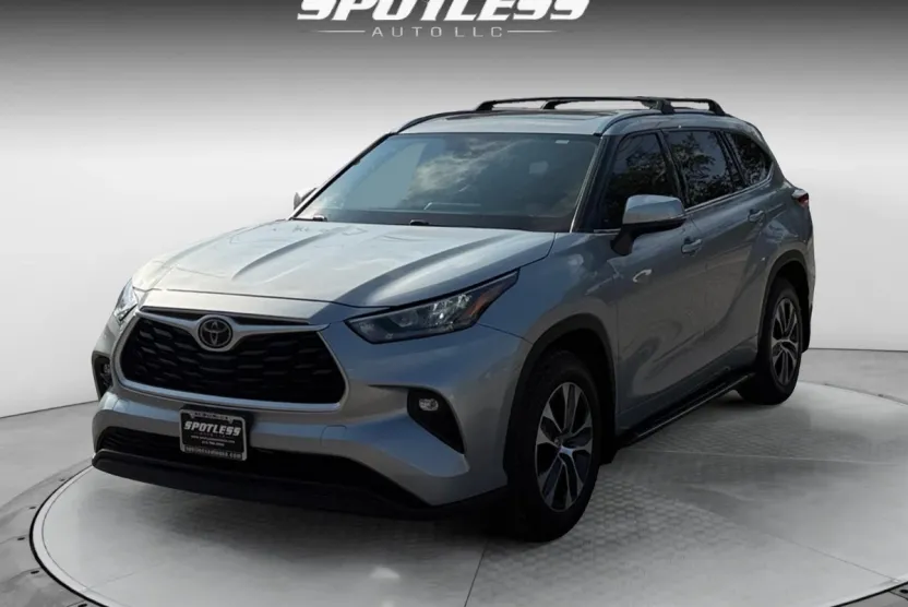 2020 Toyota Highlander XLE photo 1