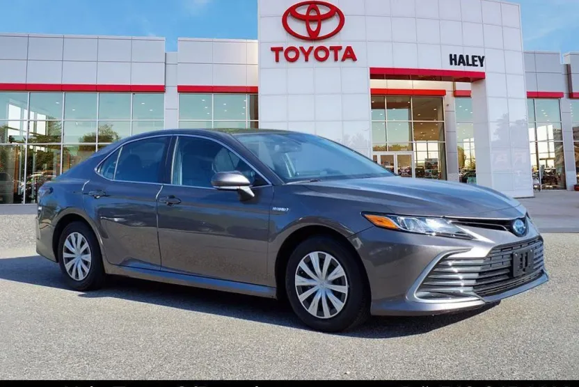 2021 Toyota Camry Hybrid LE photo 1