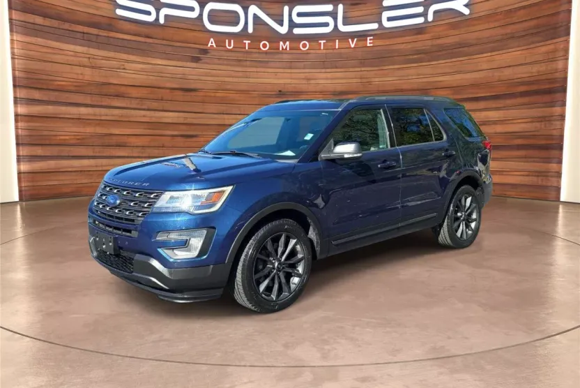 2017 Ford Explorer XLT photo 1