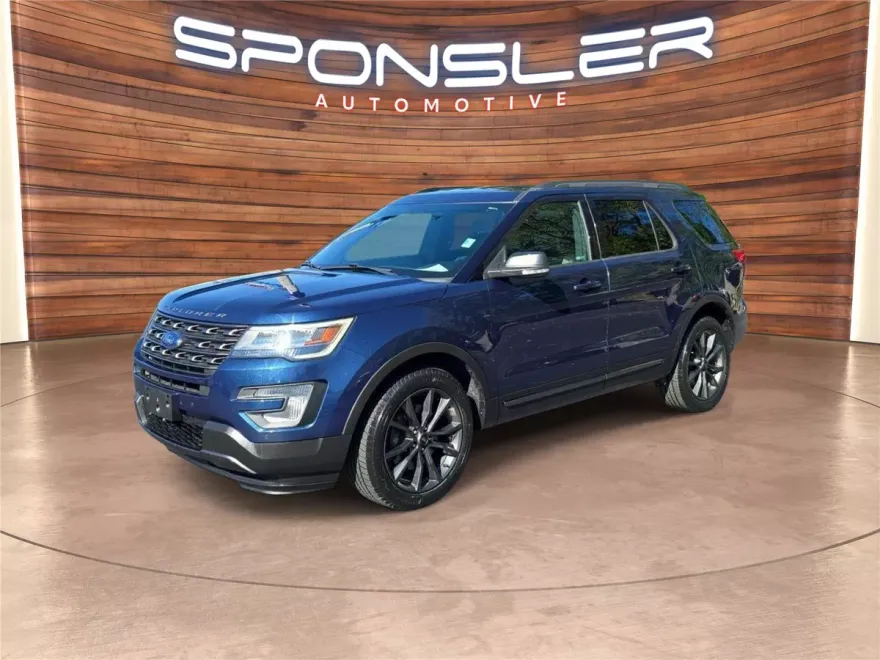2017 Ford Explorer XLT photo 1