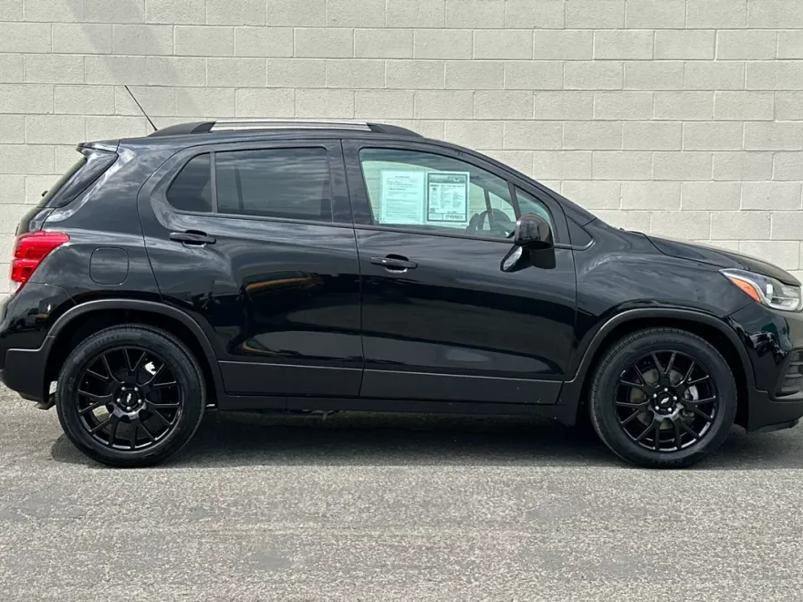 2022 Chevrolet Trax LT photo 1