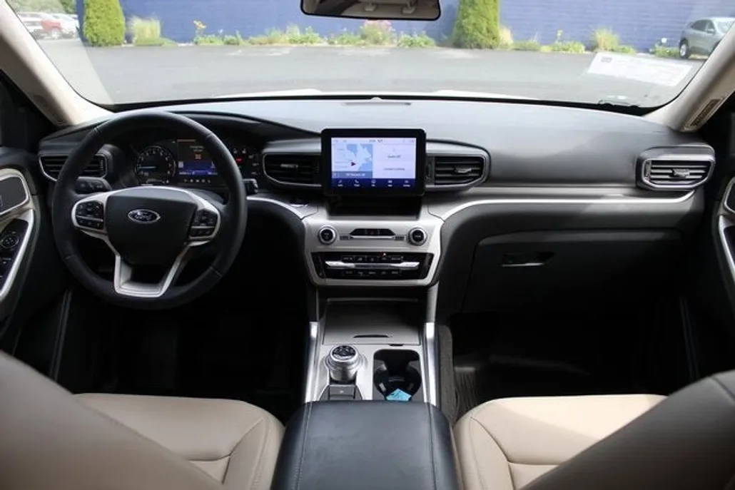 2022 Ford Explorer XLT photo 1