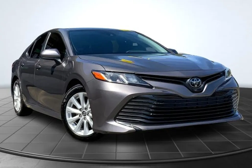 2019 Toyota Camry LE photo 1