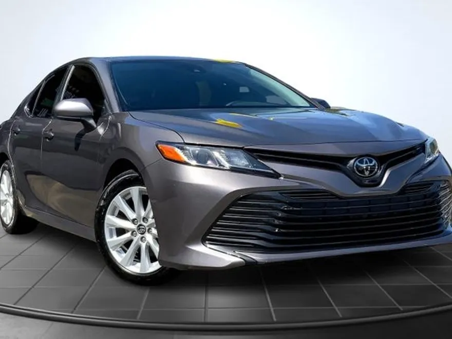 2019 Toyota Camry LE photo 1