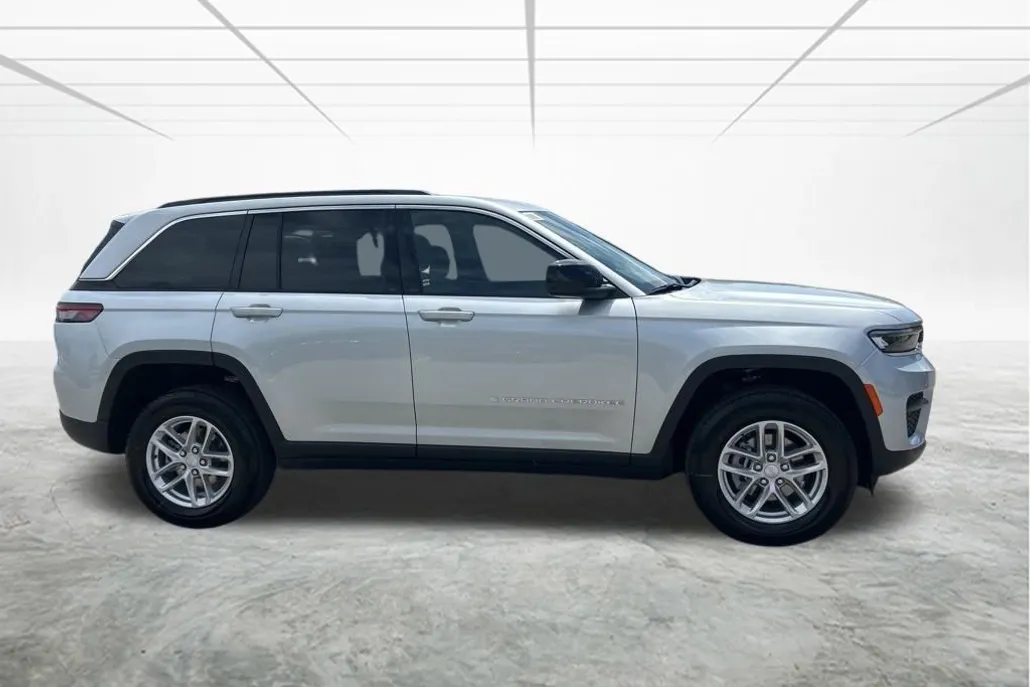2025 Jeep Grand Cherokee Laredo X photo 1