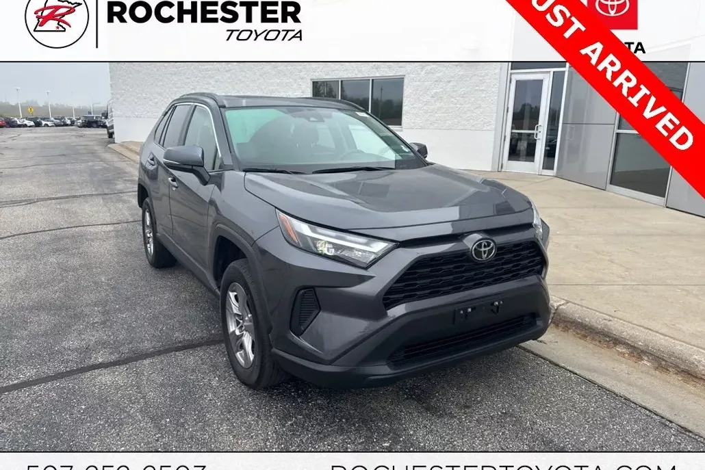 2022 Toyota RAV4 XLE photo 1