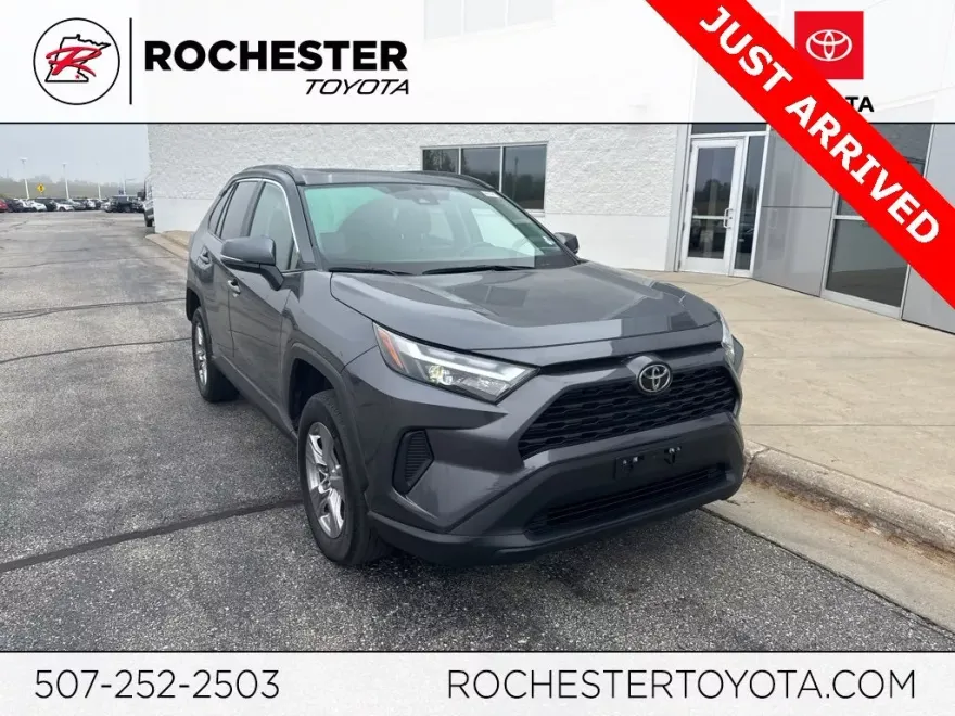 2022 Toyota RAV4 XLE photo 1