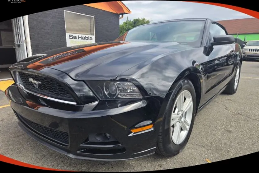 2014 Ford Mustang V6 Convertible photo 1