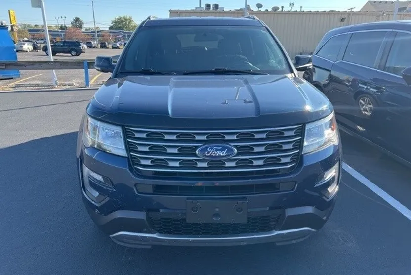 2017 Ford Explorer XLT photo 1