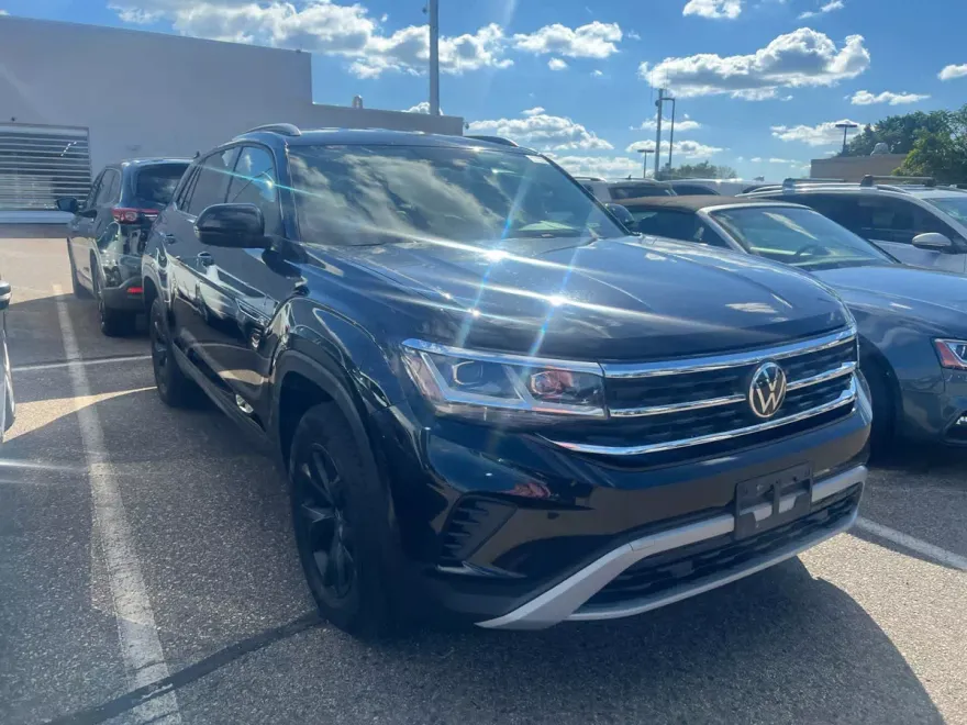 2022 Volkswagen Atlas Cross Sport SE photo 1