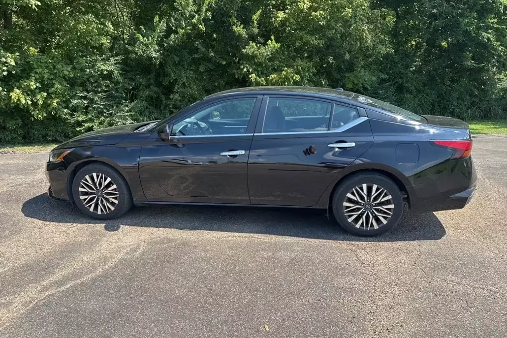 2023 Nissan Altima 2.5 SV photo 1