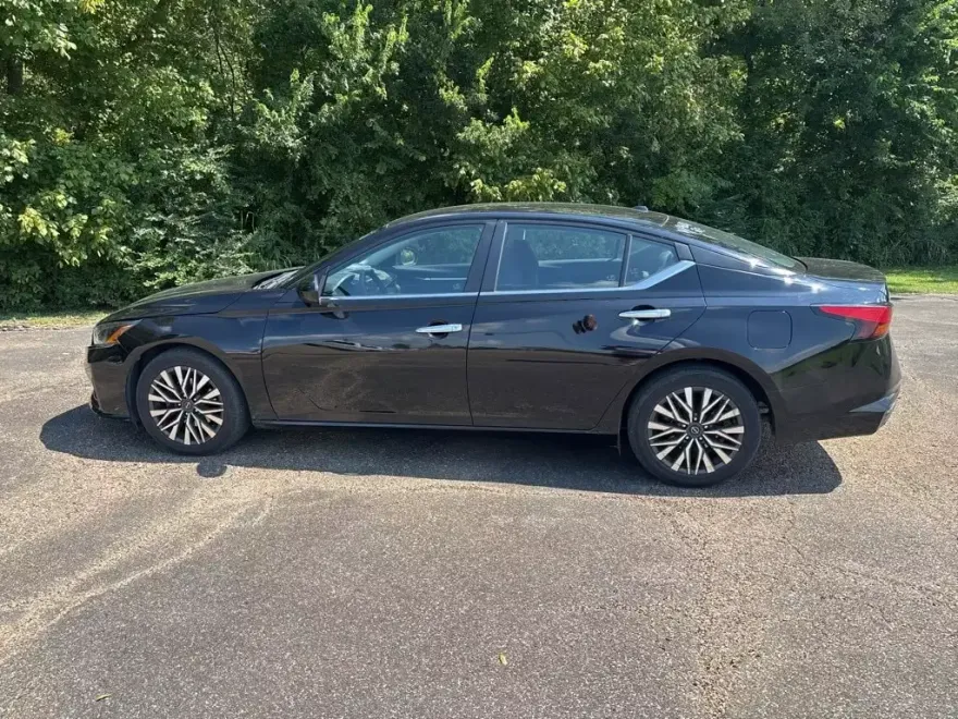 2023 Nissan Altima 2.5 SV photo 1