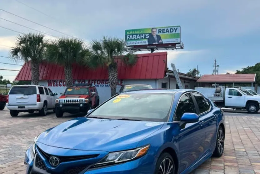 2020 Toyota Camry SE photo 1