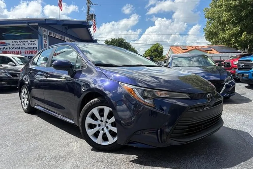 2024 Toyota Corolla LE photo 1