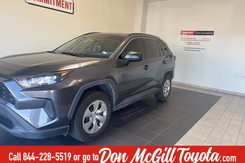 2019 Toyota RAV4 LE photo 1