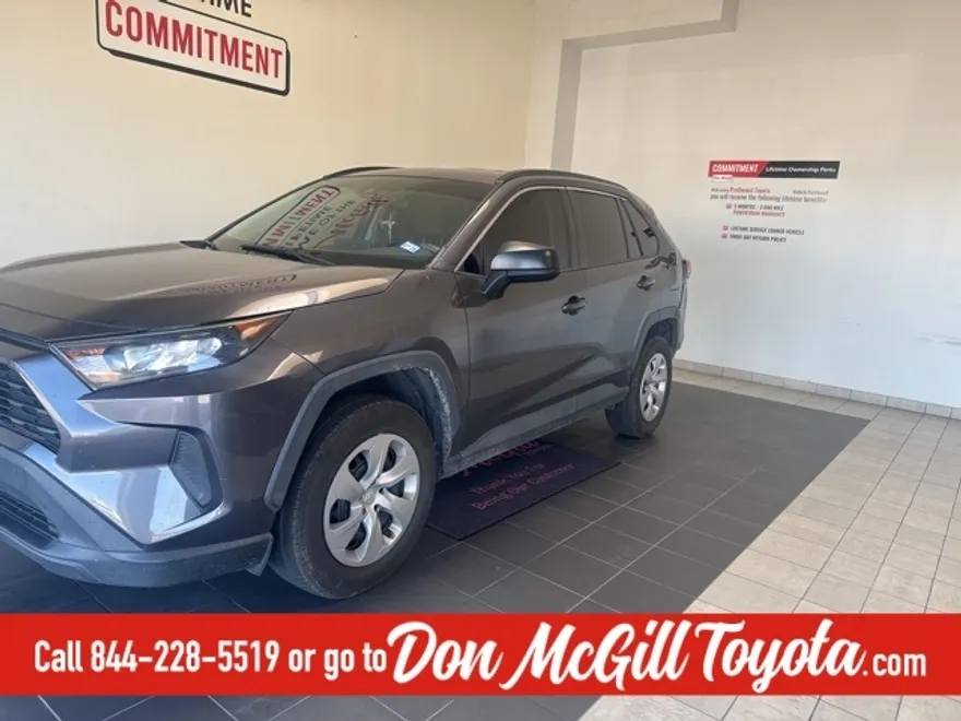 2019 Toyota RAV4 LE photo 1