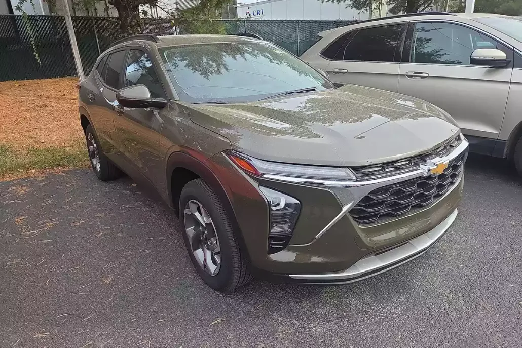 2024 Chevrolet Trax LT photo 1