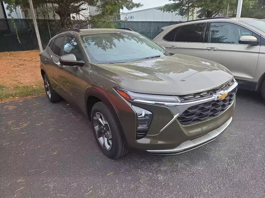 2024 Chevrolet Trax LT photo 1
