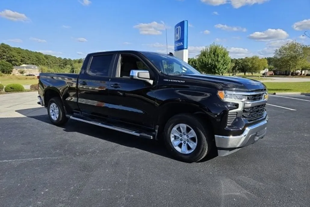 2024 Chevrolet Silverado 1500 LT photo 1